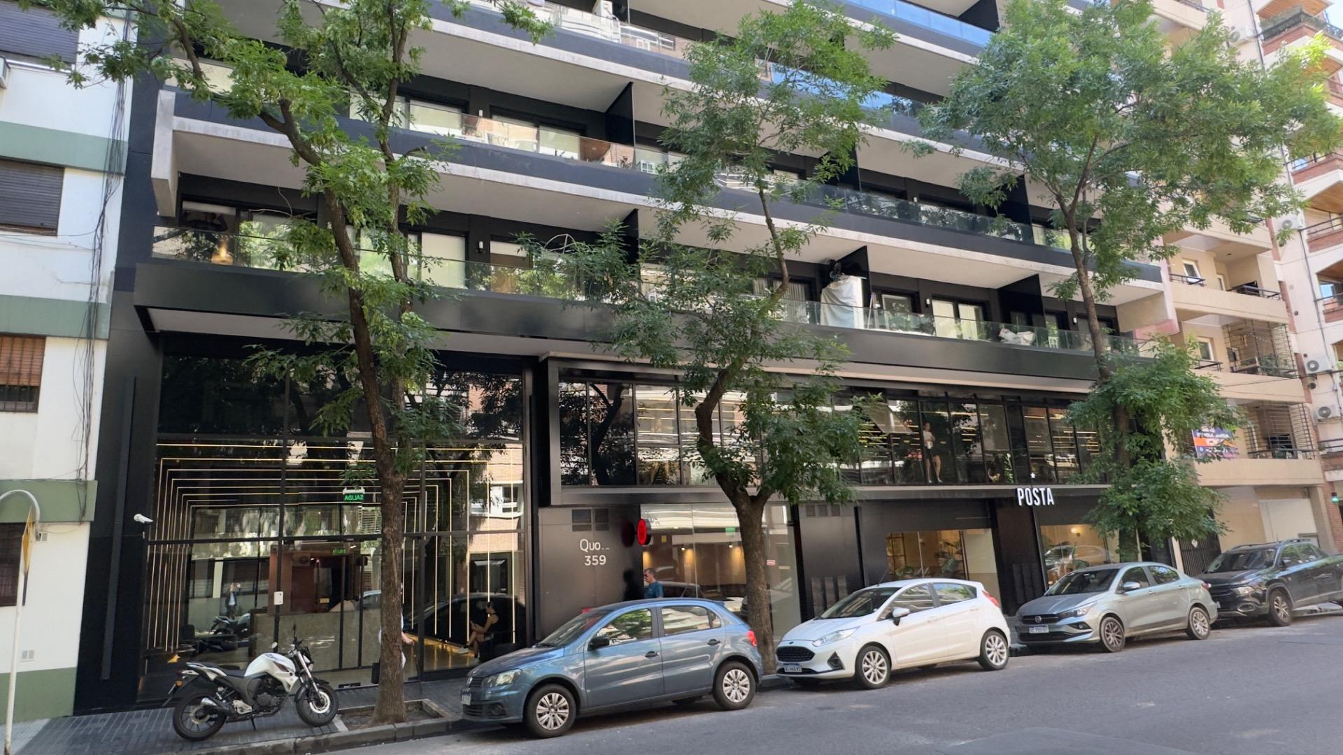 Piso alto - 2 amb. con balcón terraza y cochera