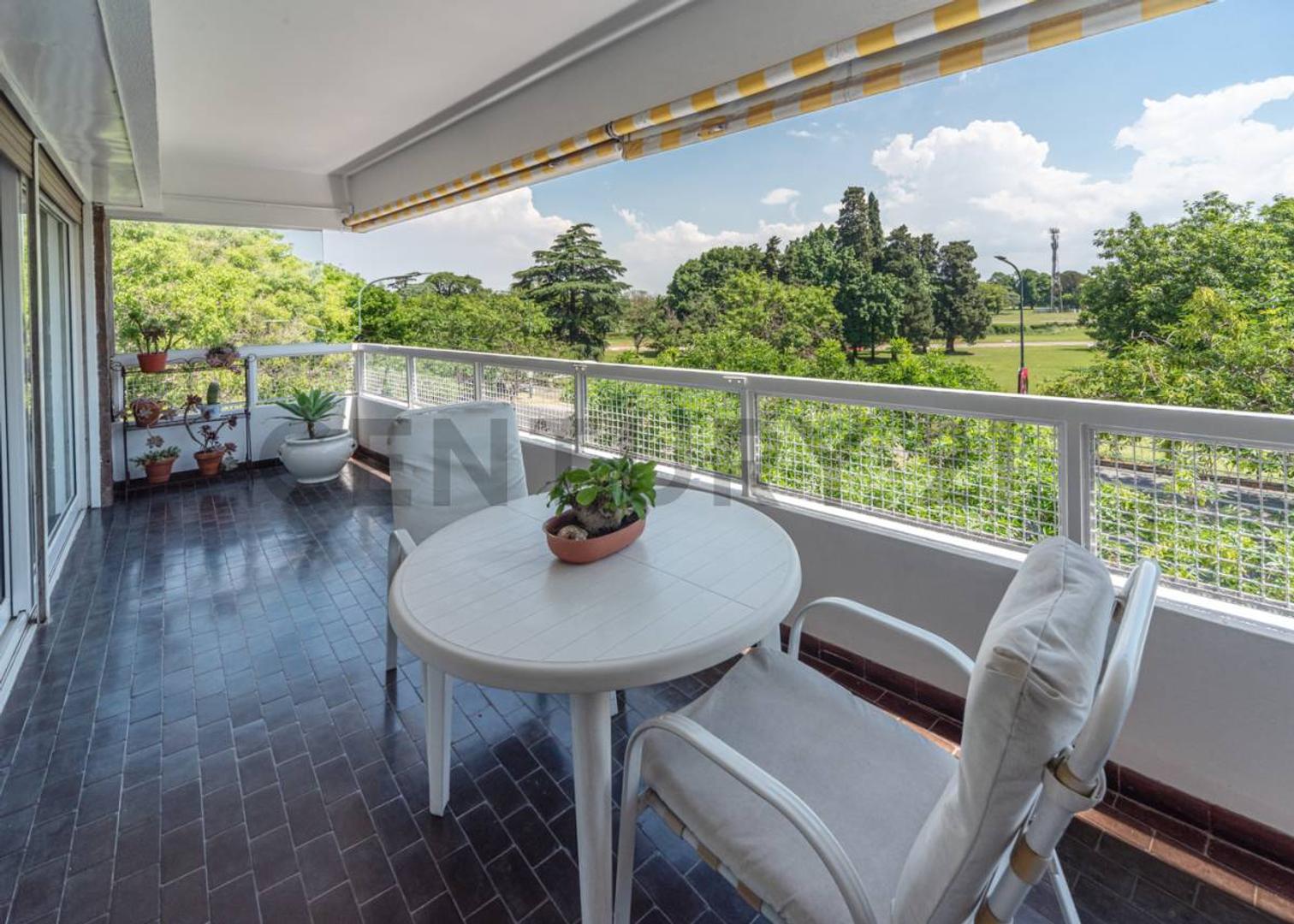 Departamento en venta – 4 ambientes con dependencia y cochera | Acassuso Vista abierta al Hipódromo