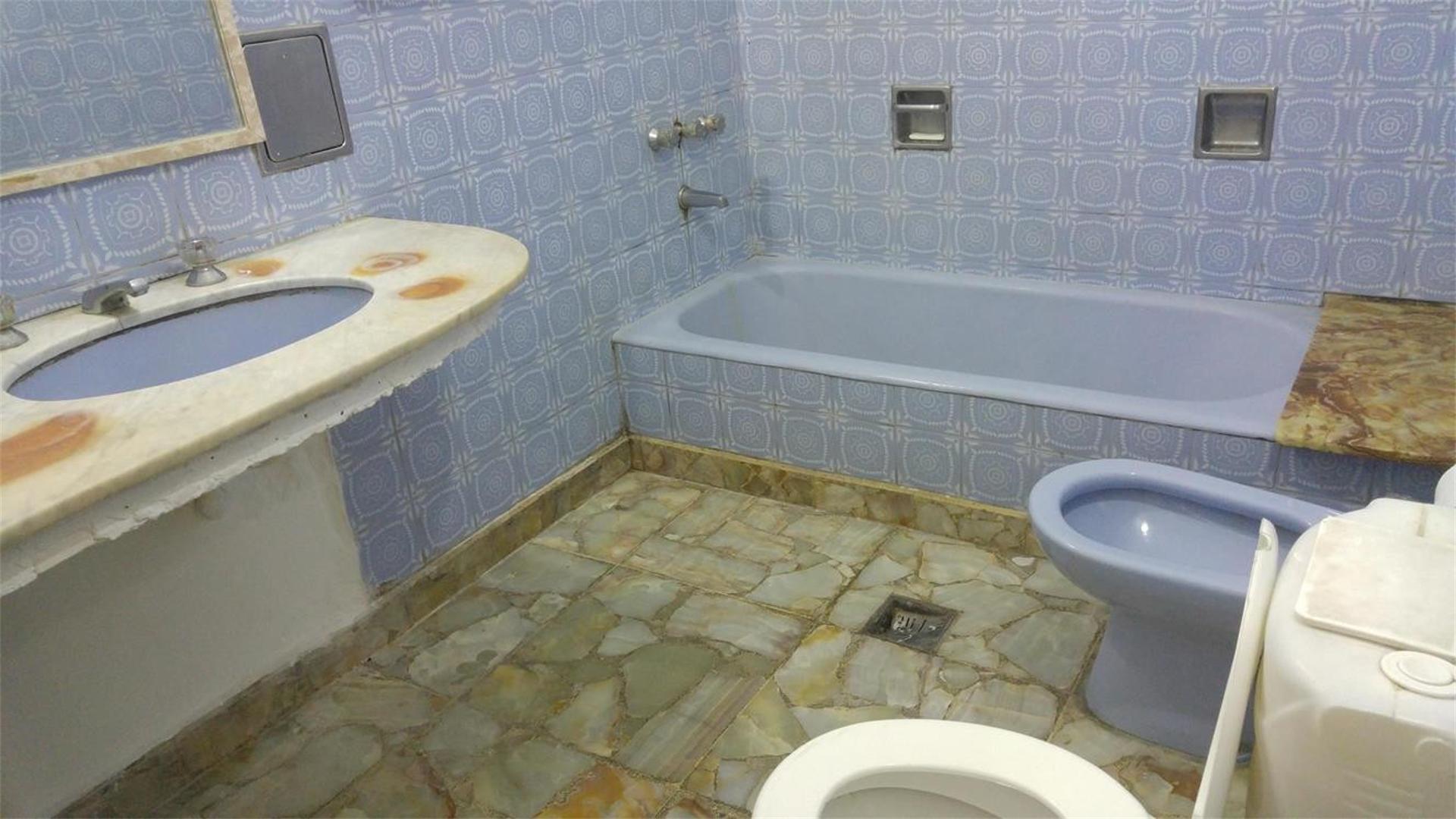 CASA 3 DORMITORIOS CON GARAGE Y PARQUE, SUP.140 m2 sobre Lot