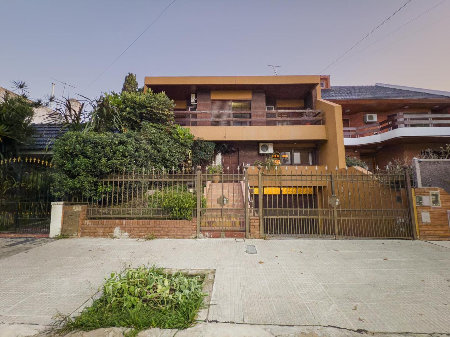 Casa 5 ambientes con 2 baños