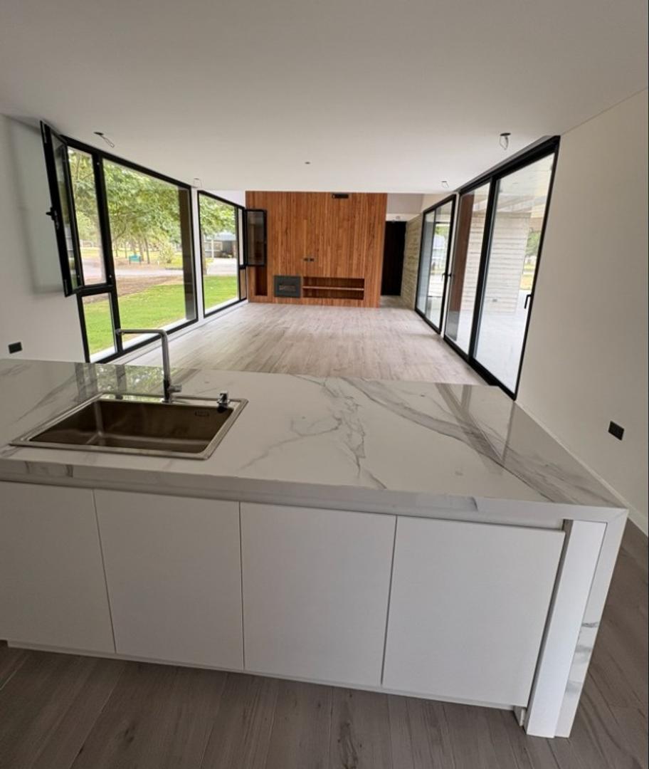 Casa en Venta en Club Miralagos, USD 399.000