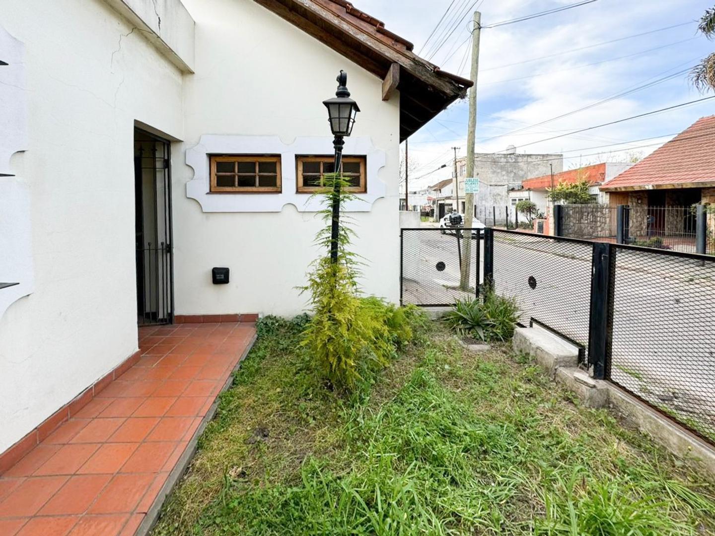 Casa 4 ambientes con 1 baño