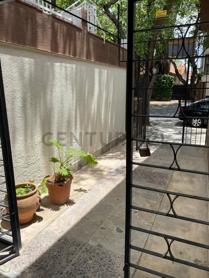 Casa 6 ambientes con 2 baños