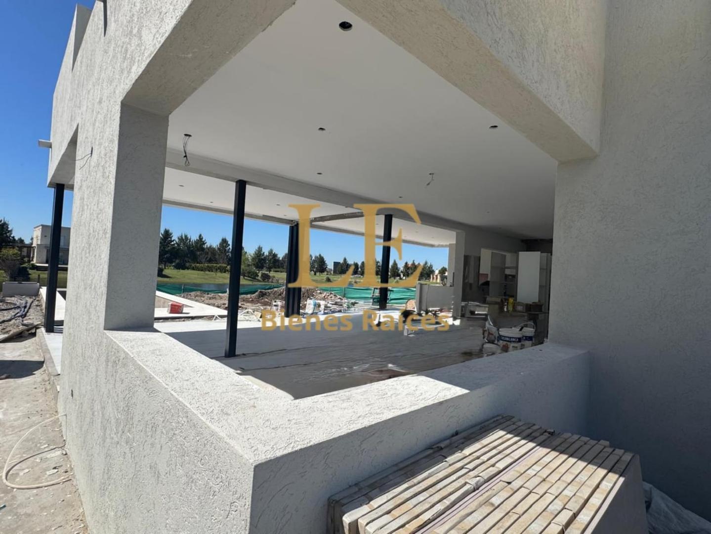 Casa en Venta con 5 cocheras