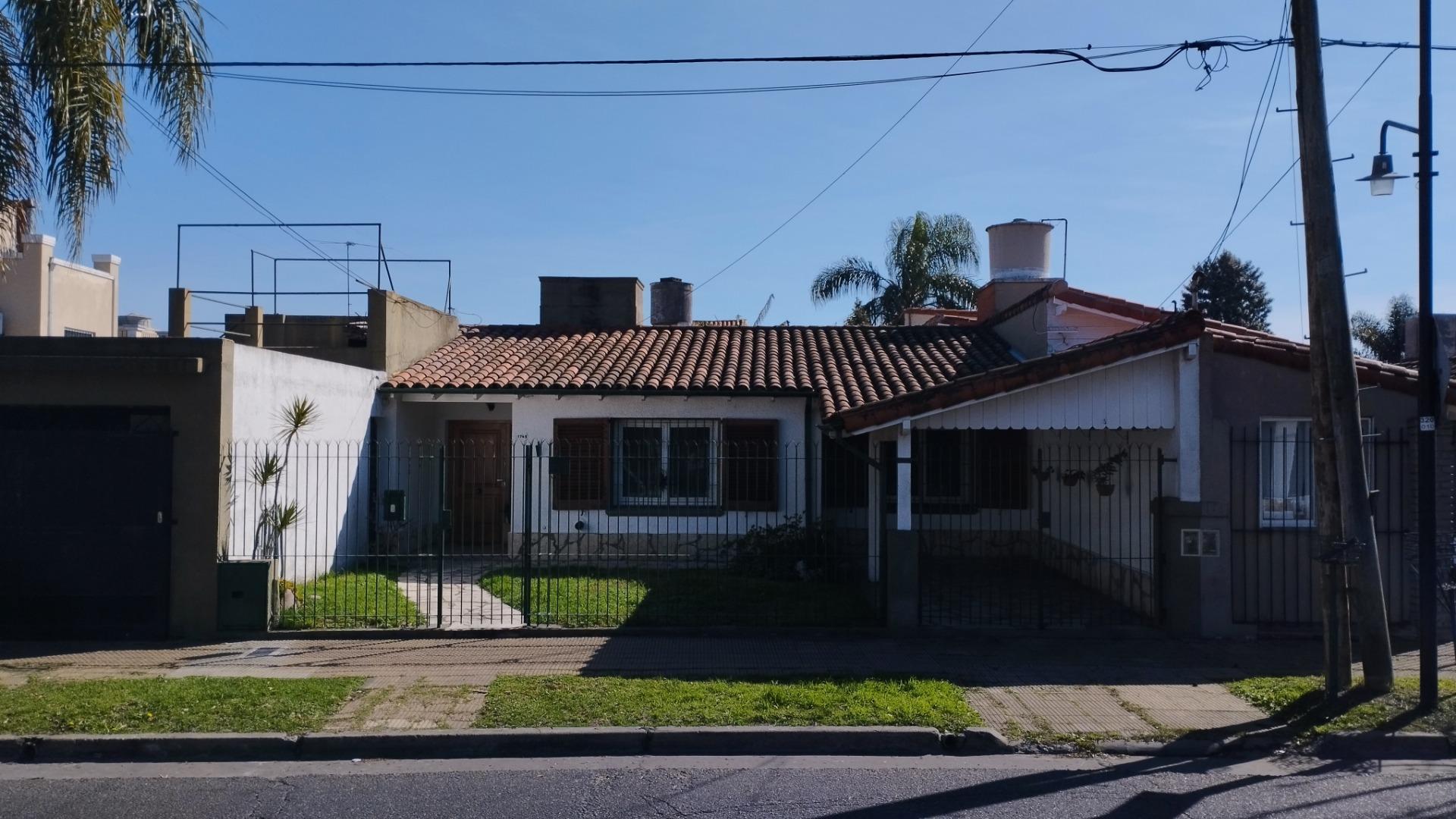 CHALET DE CUATROS AMBIENTES MUY LINDO