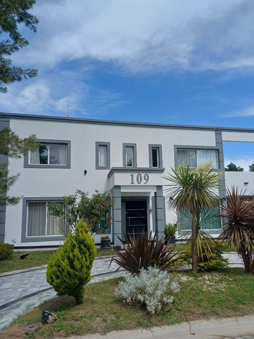 Casa 6 ambientes con 5 baños