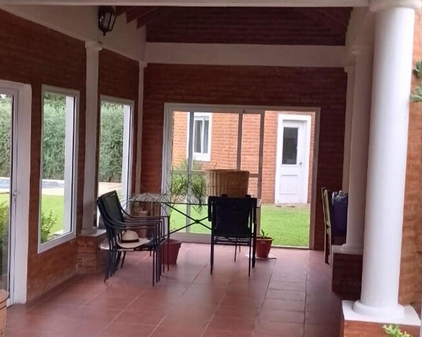 Casa 4 ambientes con 2 baños