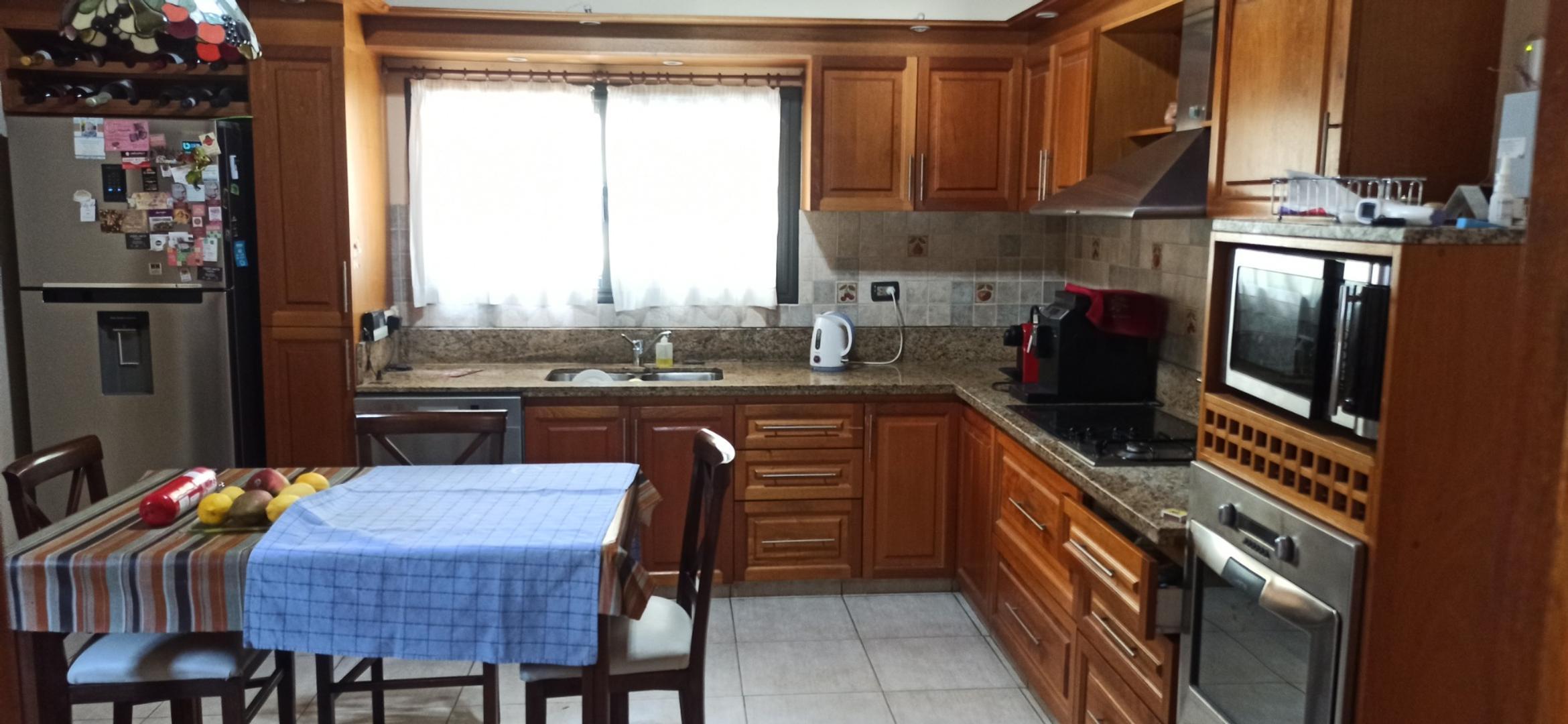 COUNTRY AYRES DEL SUR - 4 DORM. (2 en PB). Piscina c/ Hidro