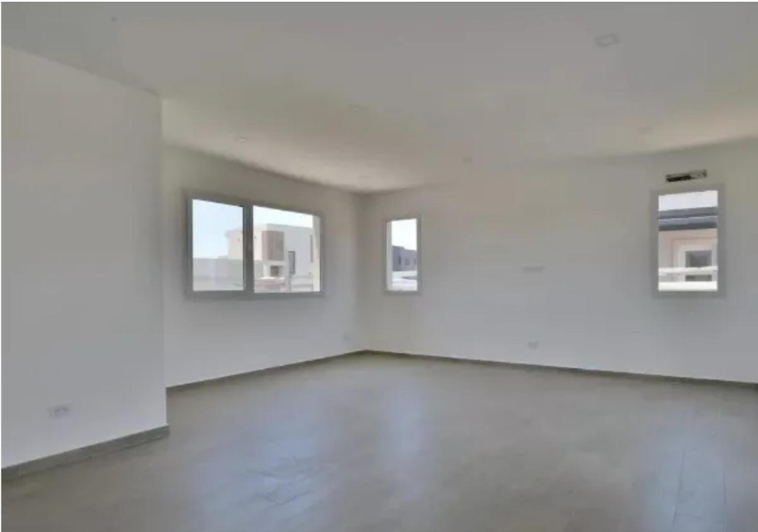 Casa en Alquiler con 4 cocheras