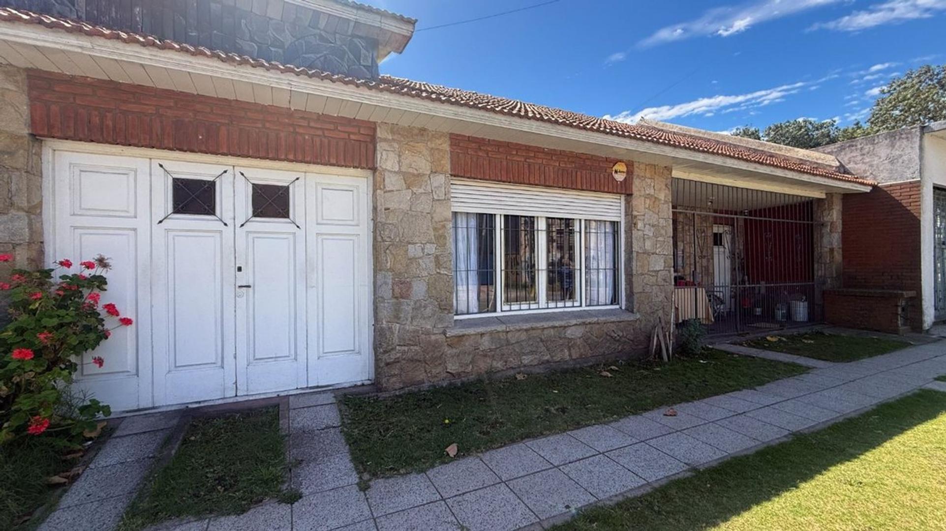 Venta casa 3 ambientes en Las Avenidas con jardín