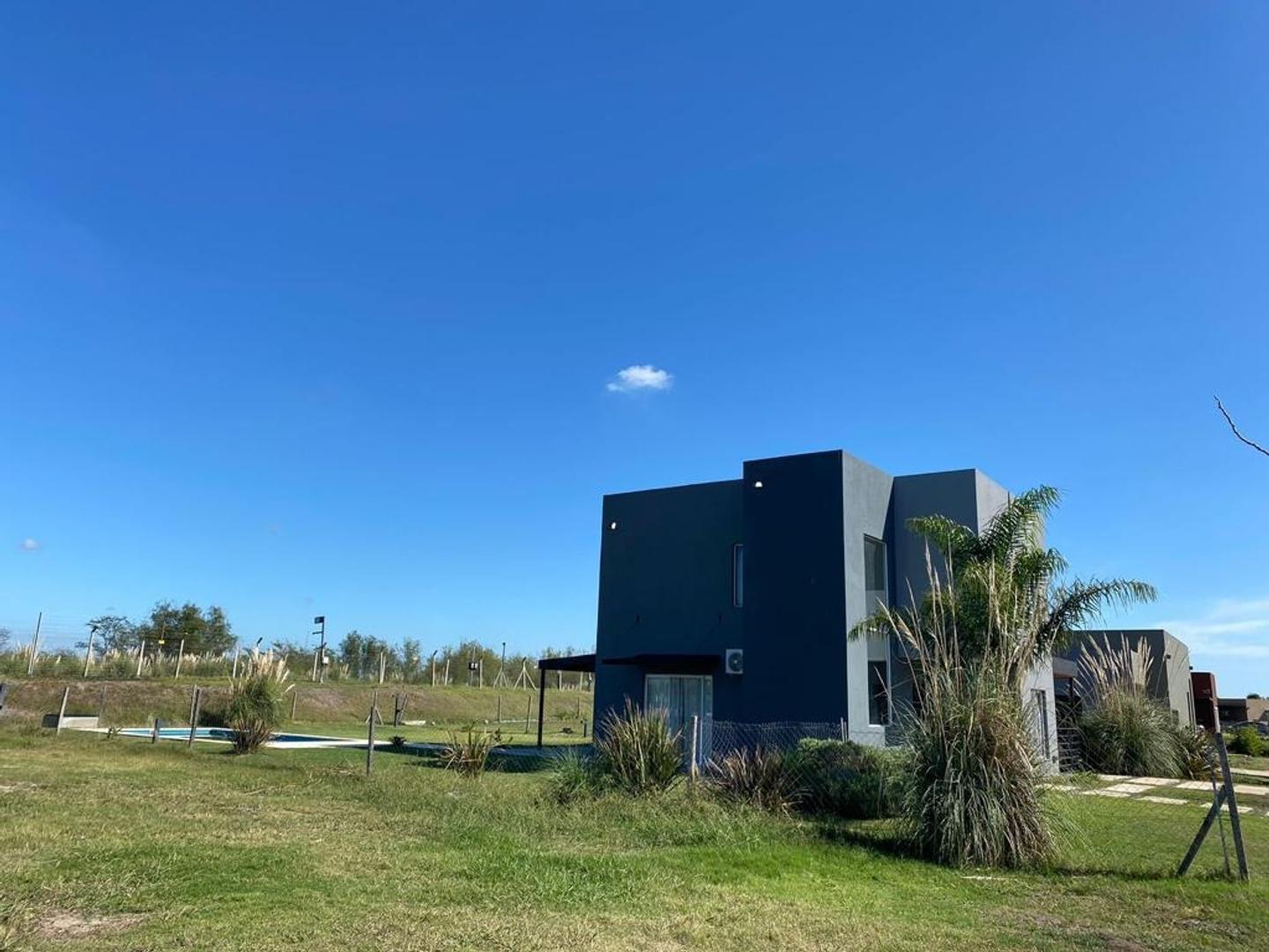 Venta de casa dos plantas San Sebastian,Area 10 Apto Credito