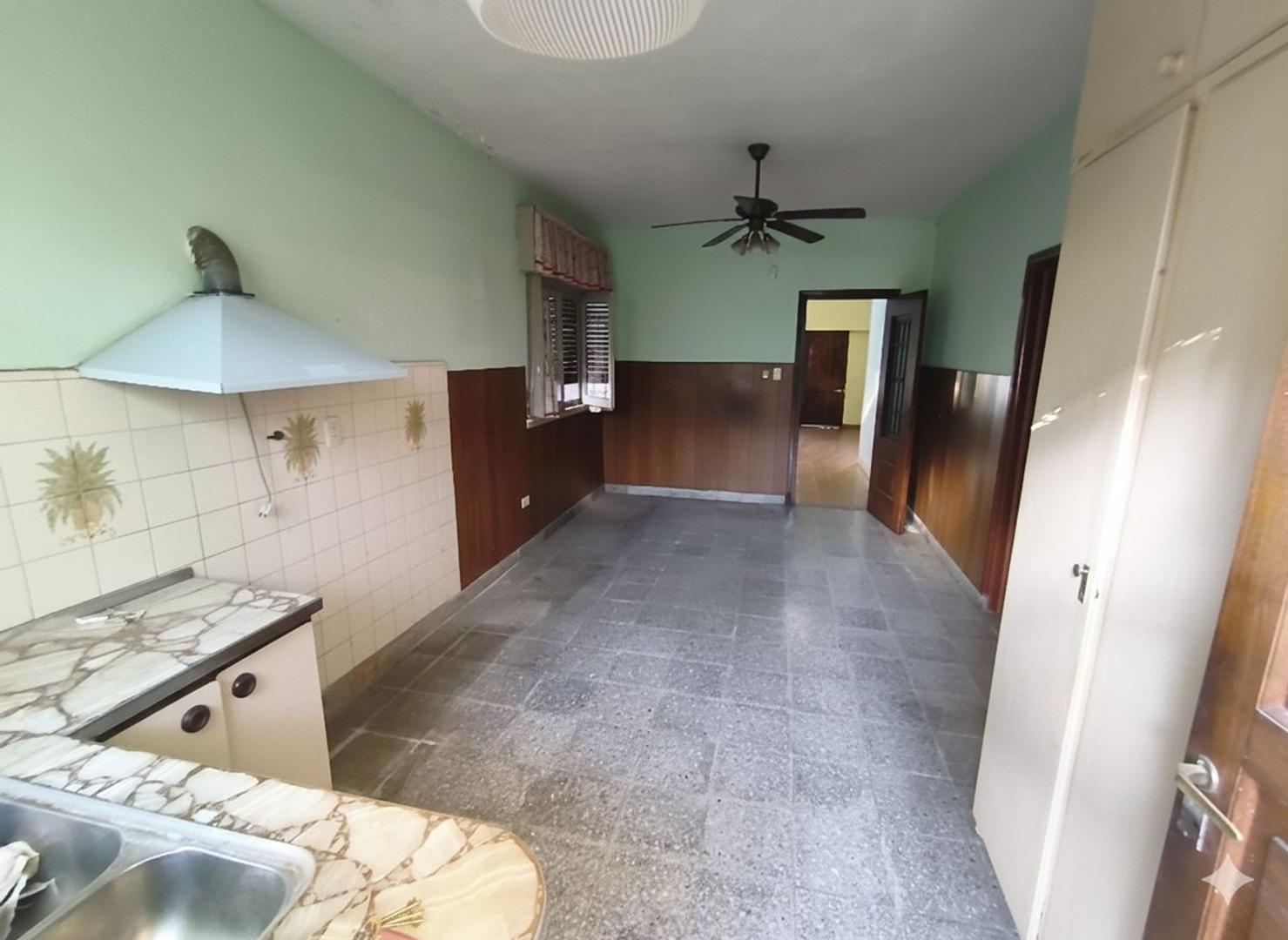 Casa  a 1  de pelliza y 2 Pana, a restaurar OPORT.