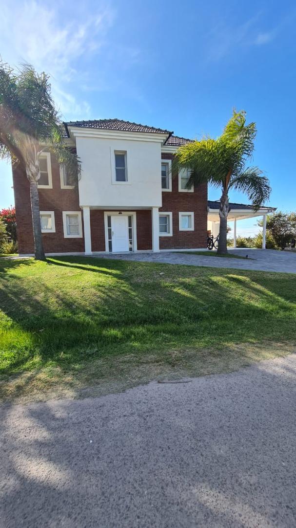 EXCELENTE CASA EN CAMPO AZUL