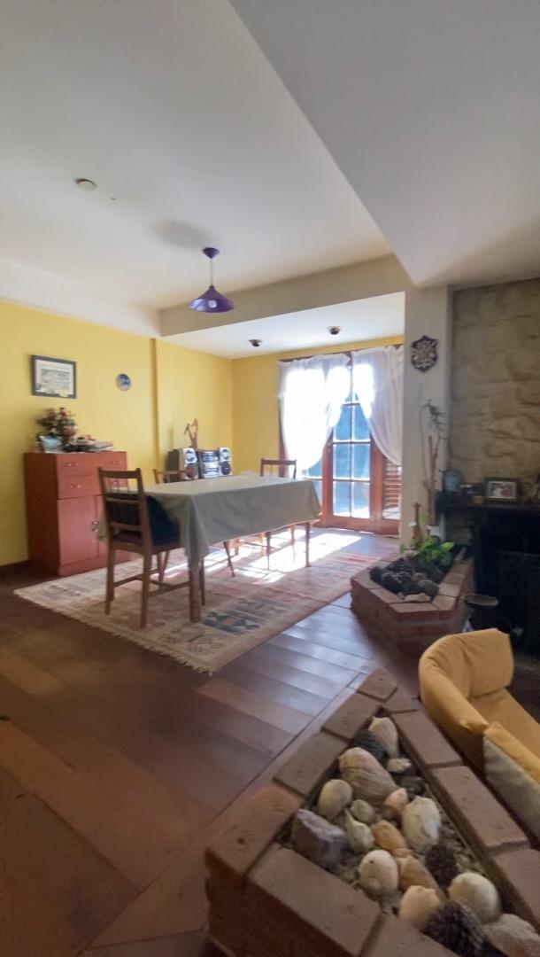 IMPONENTE CHALET DE 6 AMBIENTES EN BARRIO EL GROSELLAR