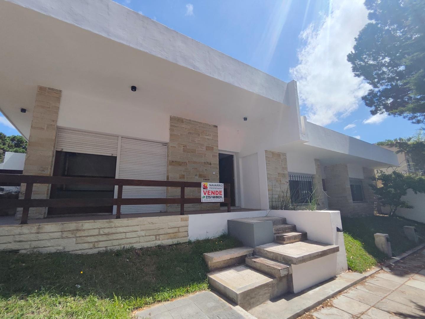 Amplia casa en esquina de 4 ambientes a 2 cuadras del mar!