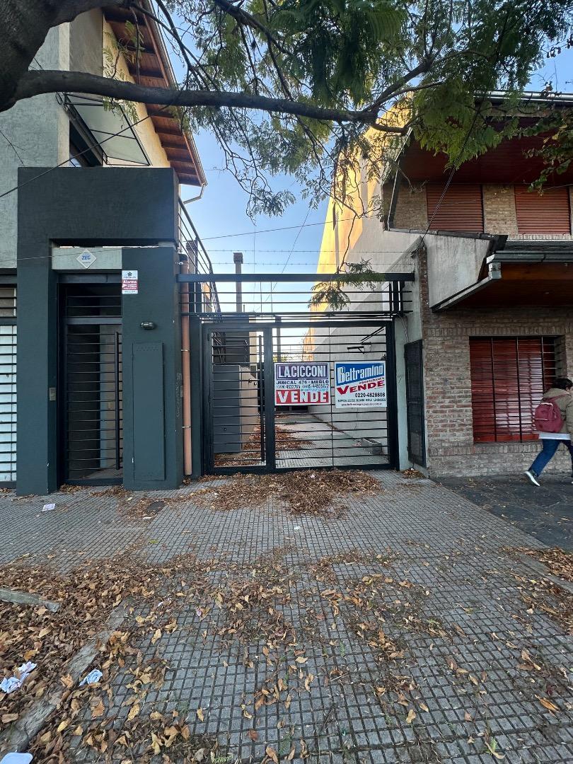 VENTA DEPARTAMENTO 2 AMBIENTES AMPLIO CON PATIO COCHERA MERL