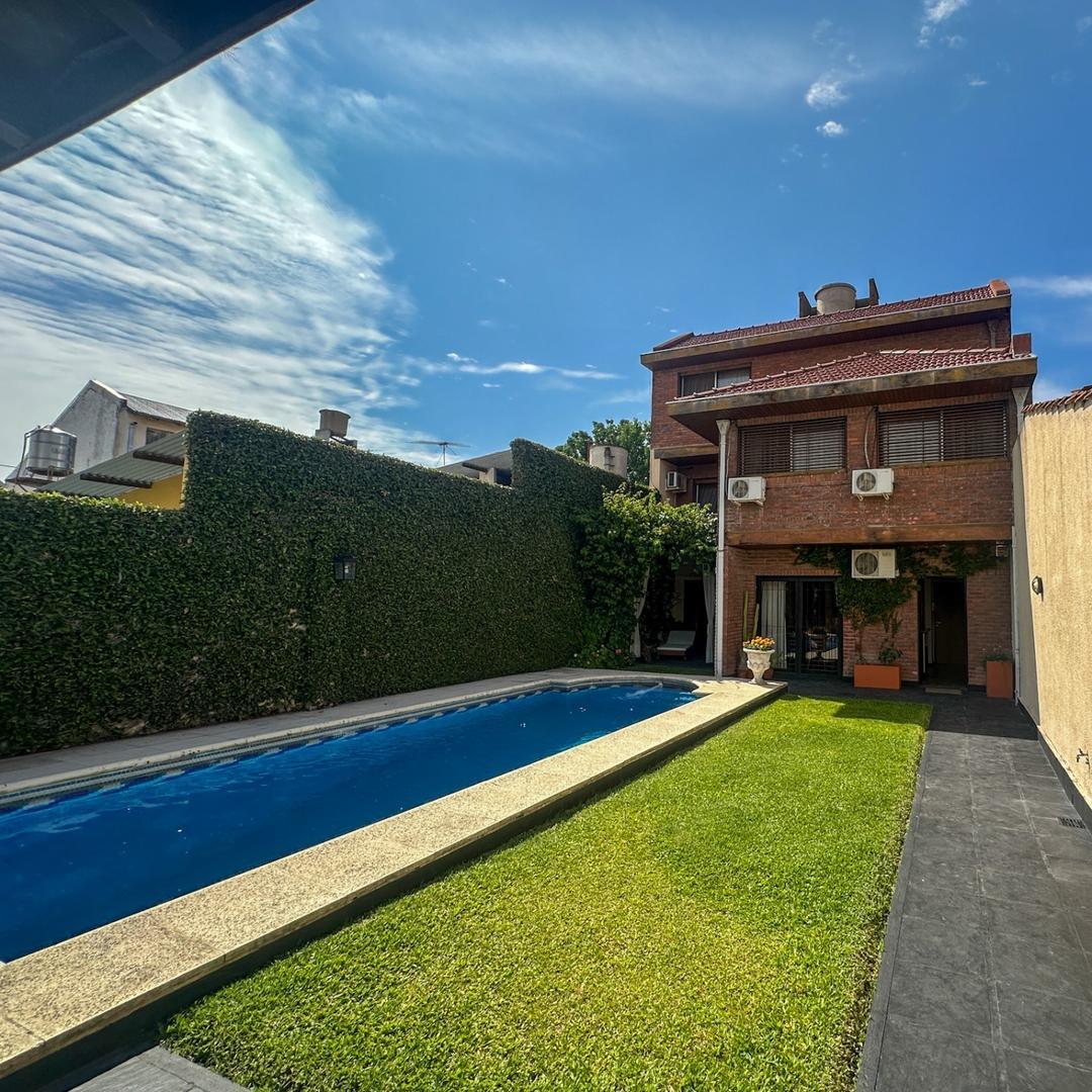 Casa en venta 6 ambientes jardin y pileta Martinez