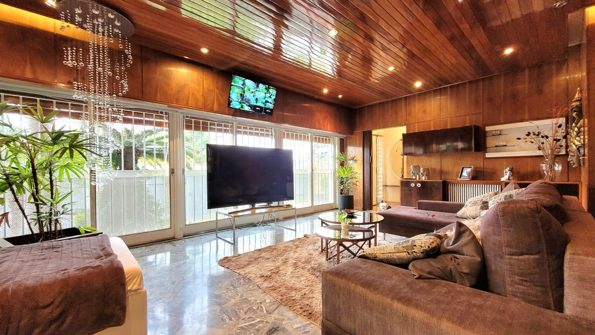 Casa en Venta con 4 cocheras