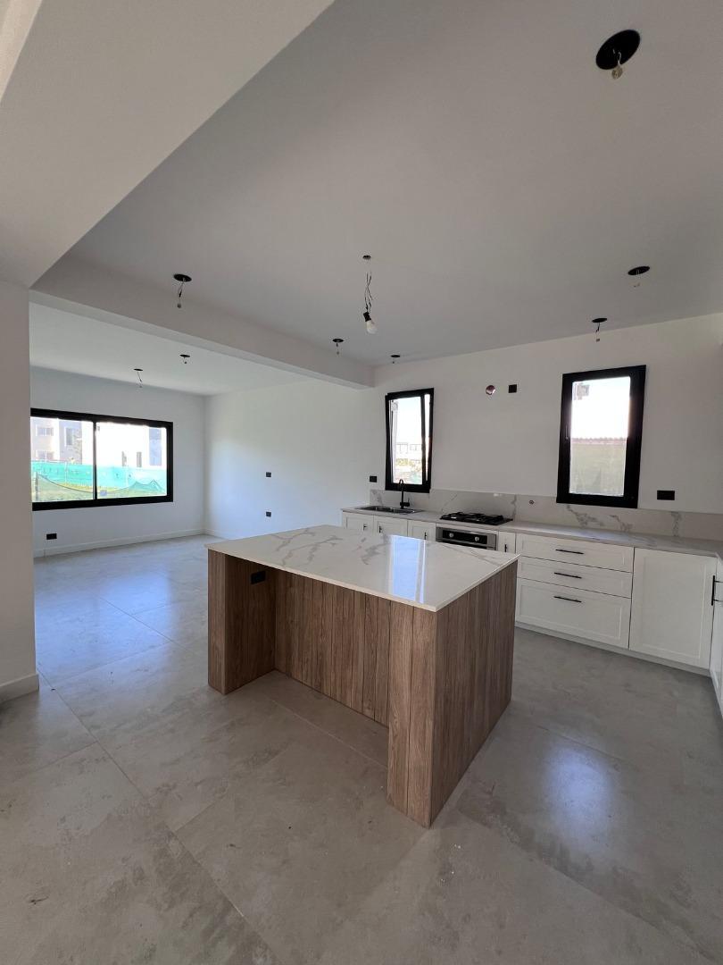 Casa 4 ambientes con 3 baños