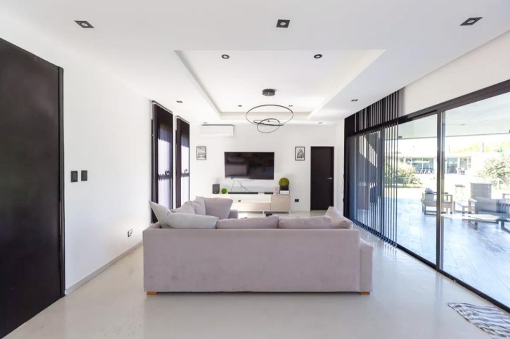 Casa en Venta con 4 cocheras