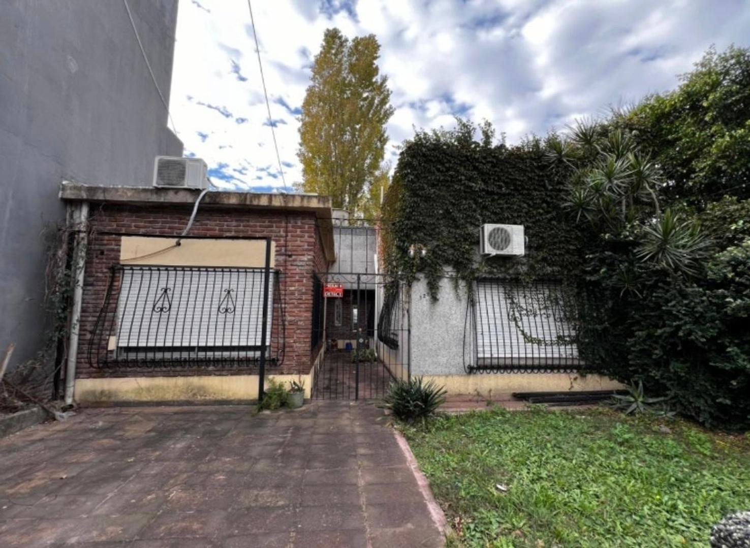 Casa De 4 Ambientes Con Cochera Y Patio Con Parrilla