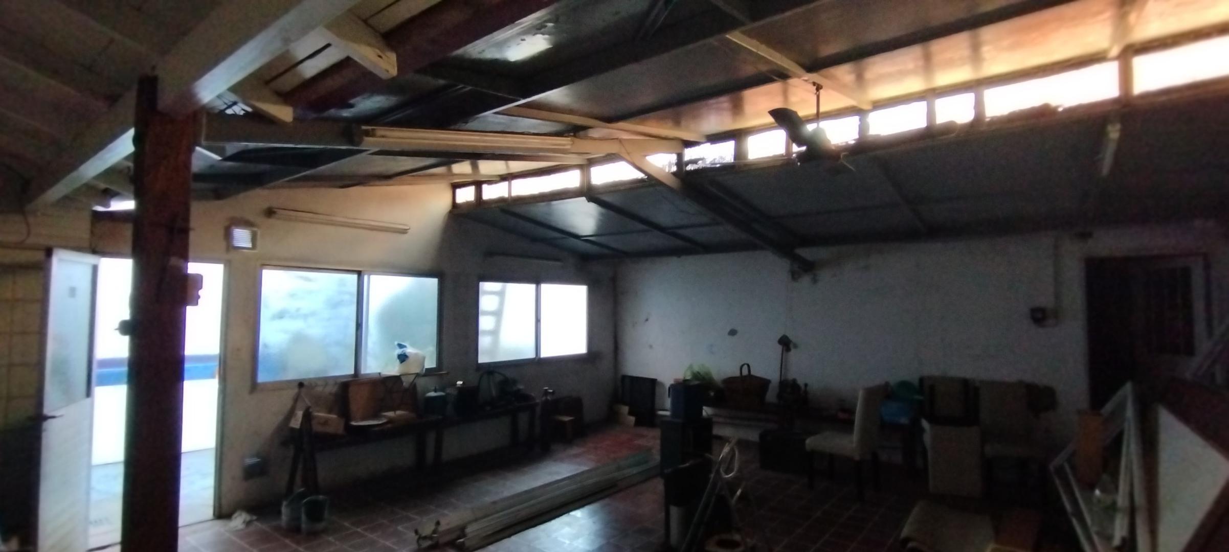 Venta en block ( casa al frente y 3 departamentos al fondo)