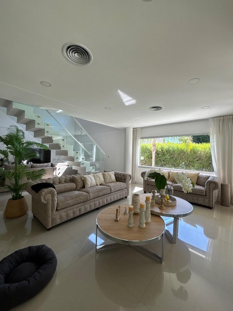 Casa en Venta en Abril Club De Campo, USD 1.300.000