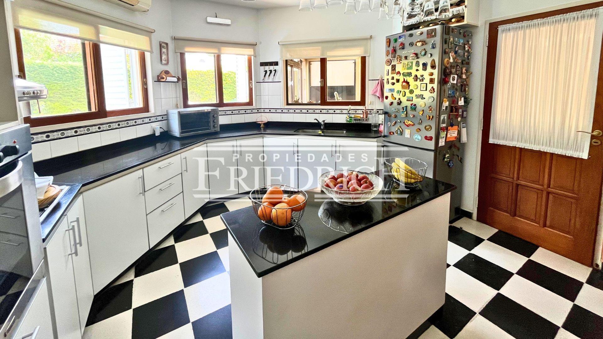 Casa 5 ambientes con 3 baños