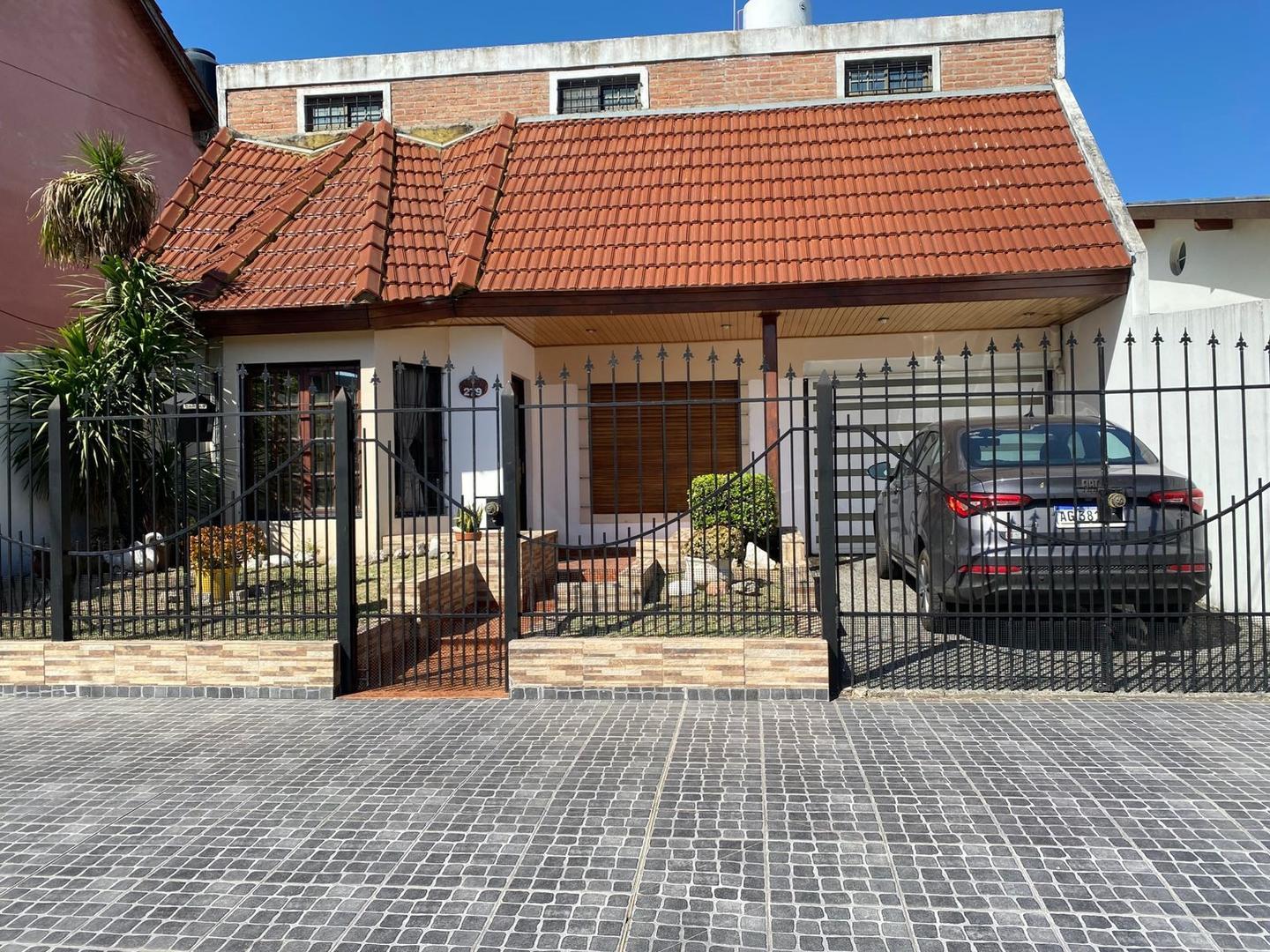 CASA DE CUATRO AMBIENTES CON PILETA, PARQUE Y COCHERA