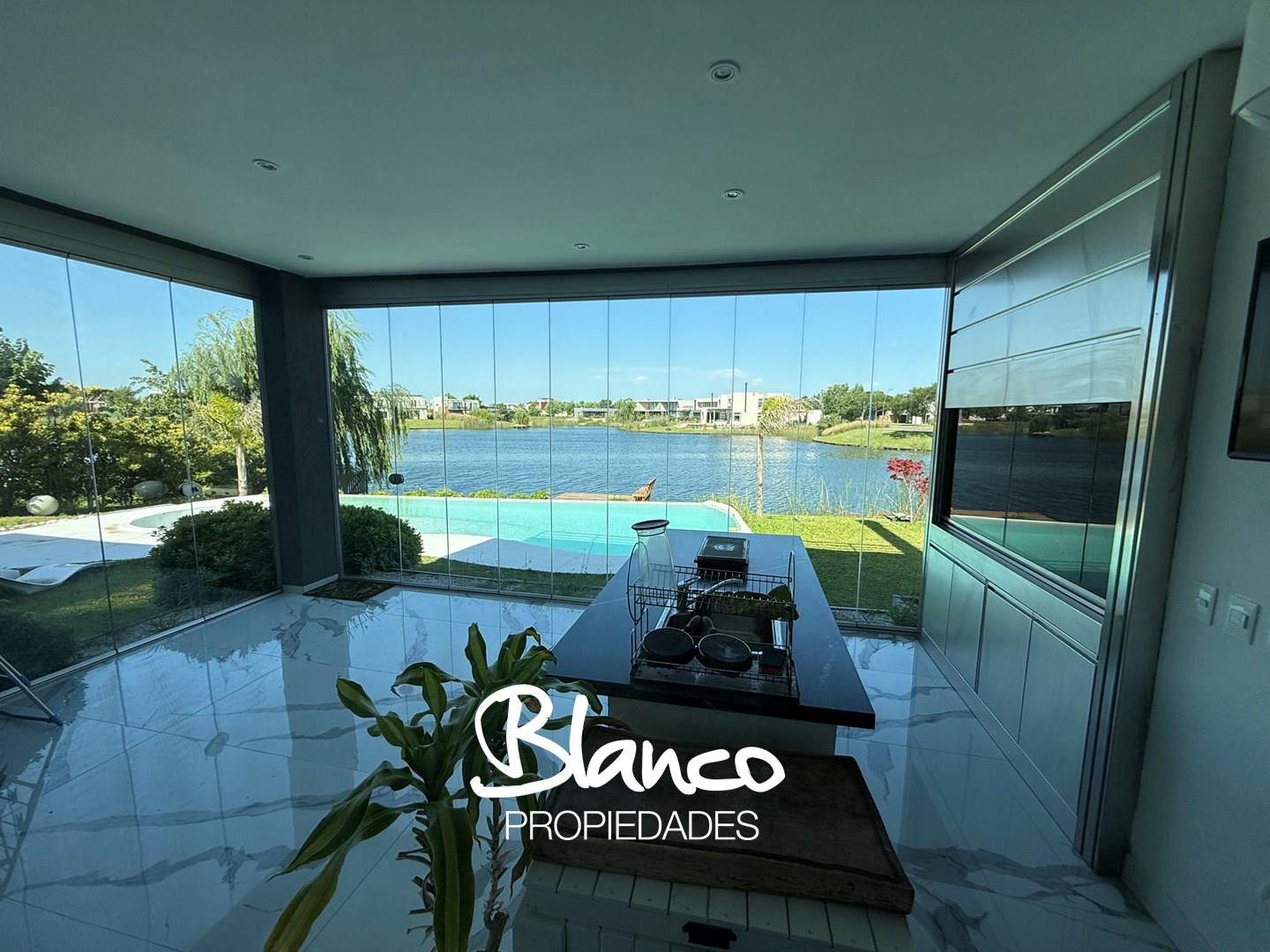 Casa en Alquiler con 2 cocheras