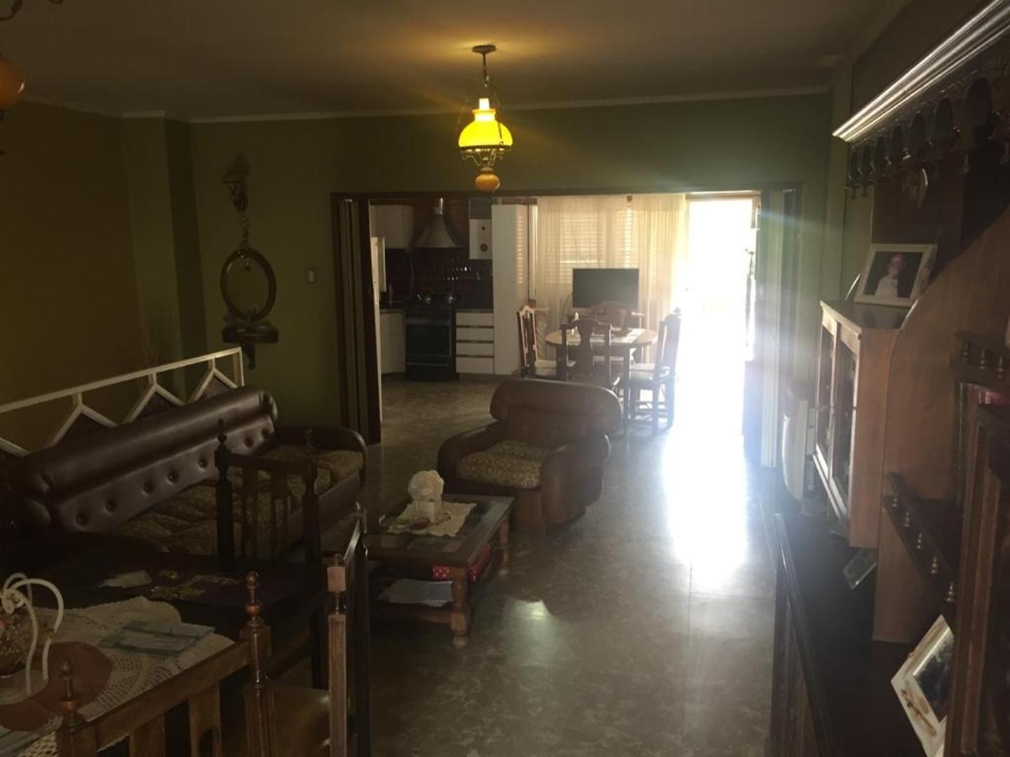 Casa con Oficina y Dpto