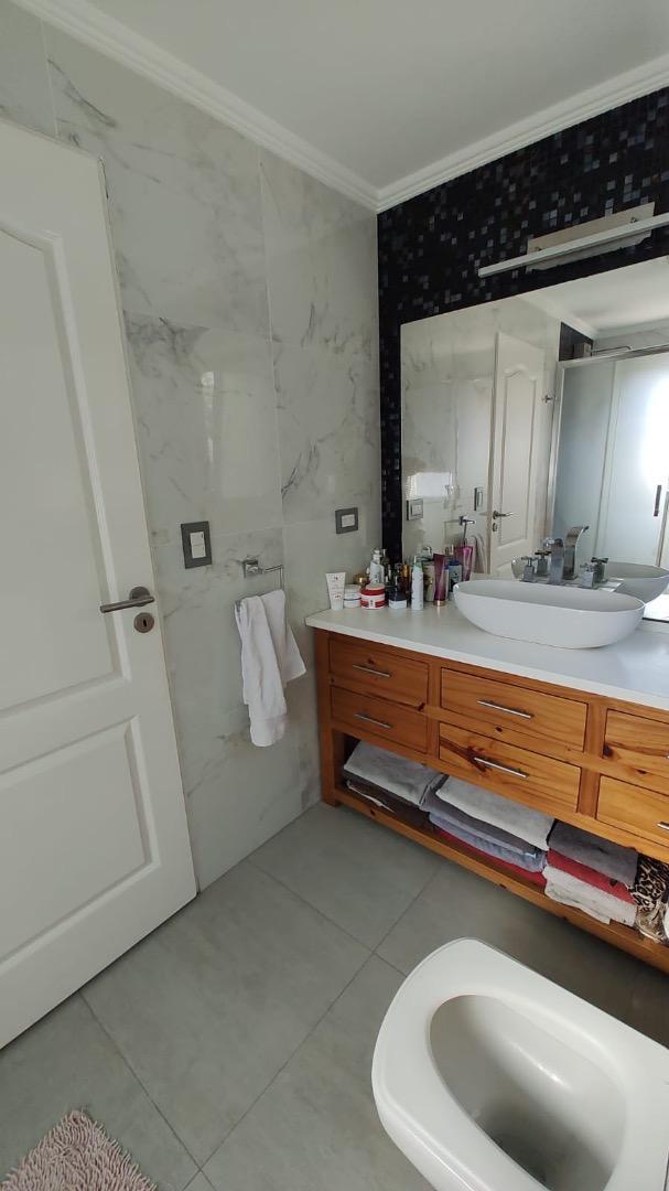 Casa en Alquiler con 2 cocheras