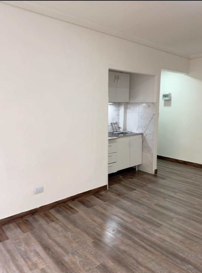 Victor Martinez 200, Piso 4