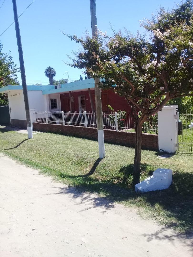 EXCELENTE CASA TIPO AMERICANA DE 3 AMBIENTES CON JARDIN