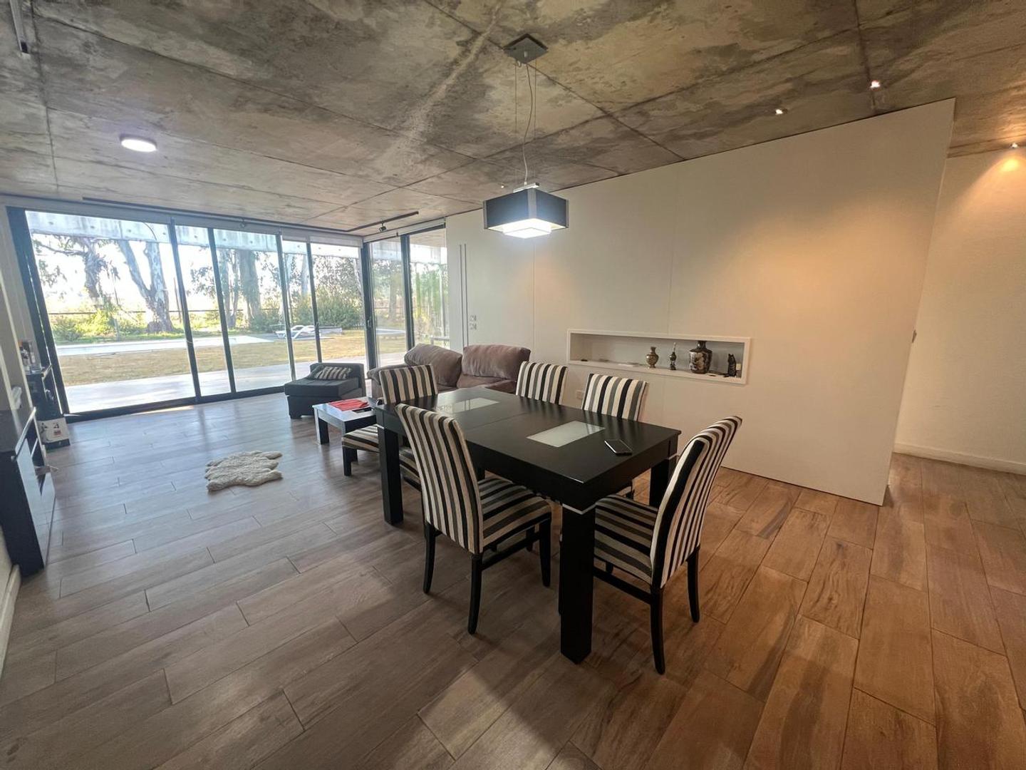 Casa en Alquiler con 2 cocheras