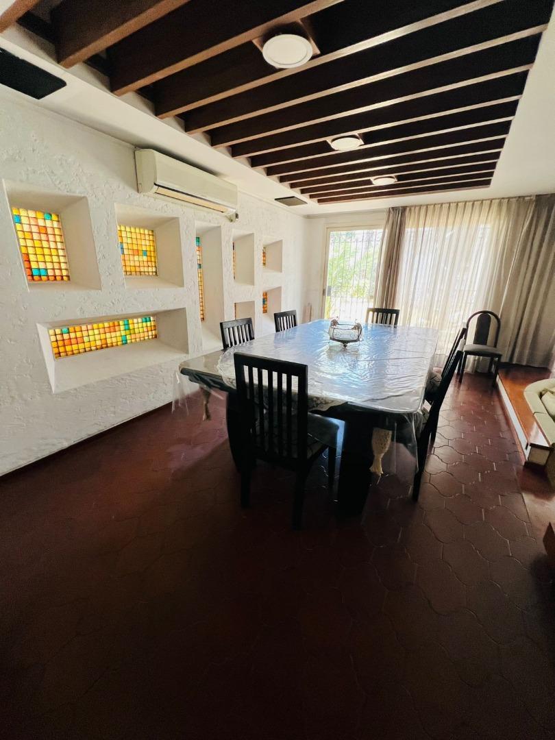 Casa en Alquiler con 1 cochera