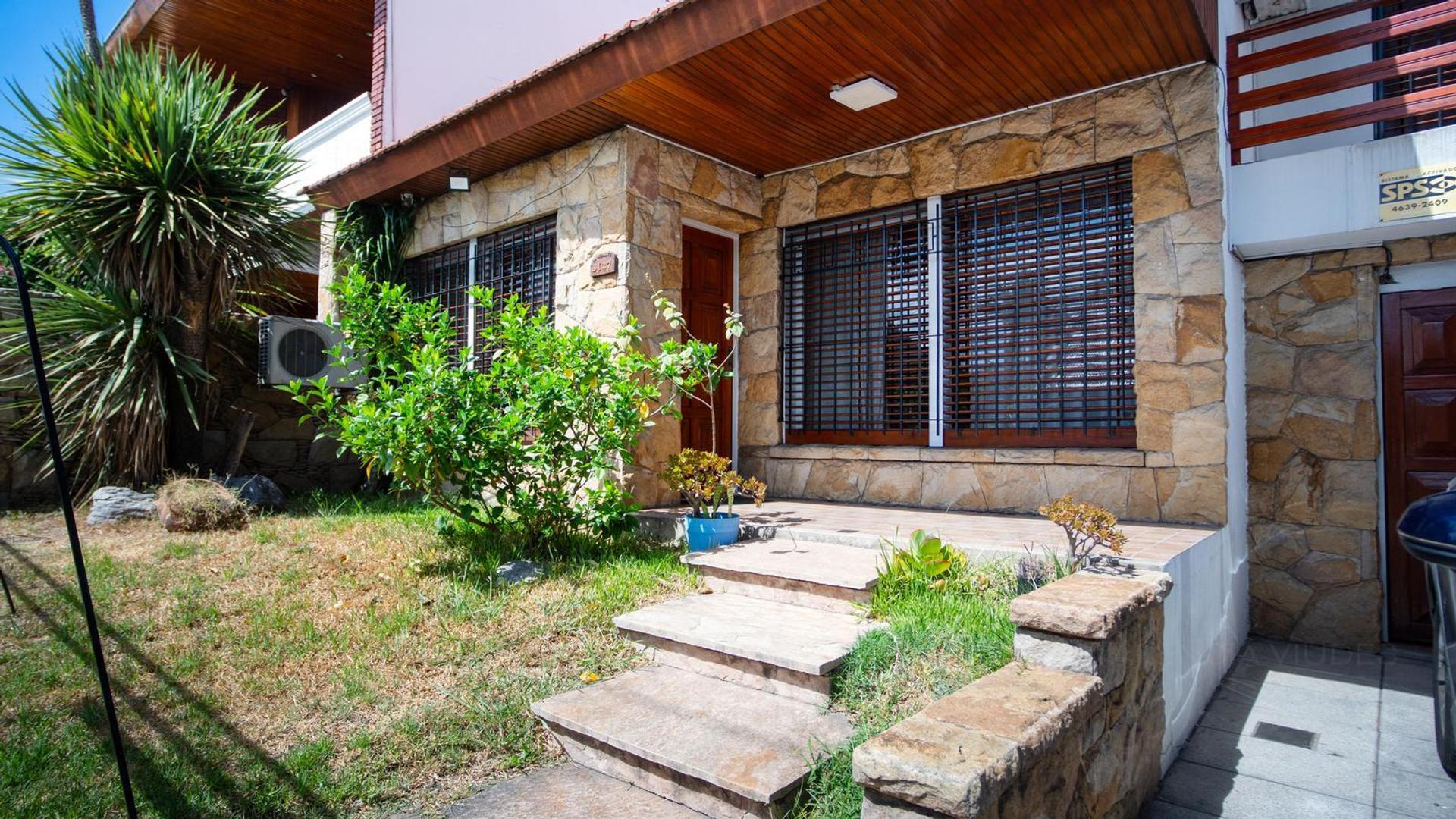 Venta casa 4 ambientes con jardín, cochera y quincho en San Justo.