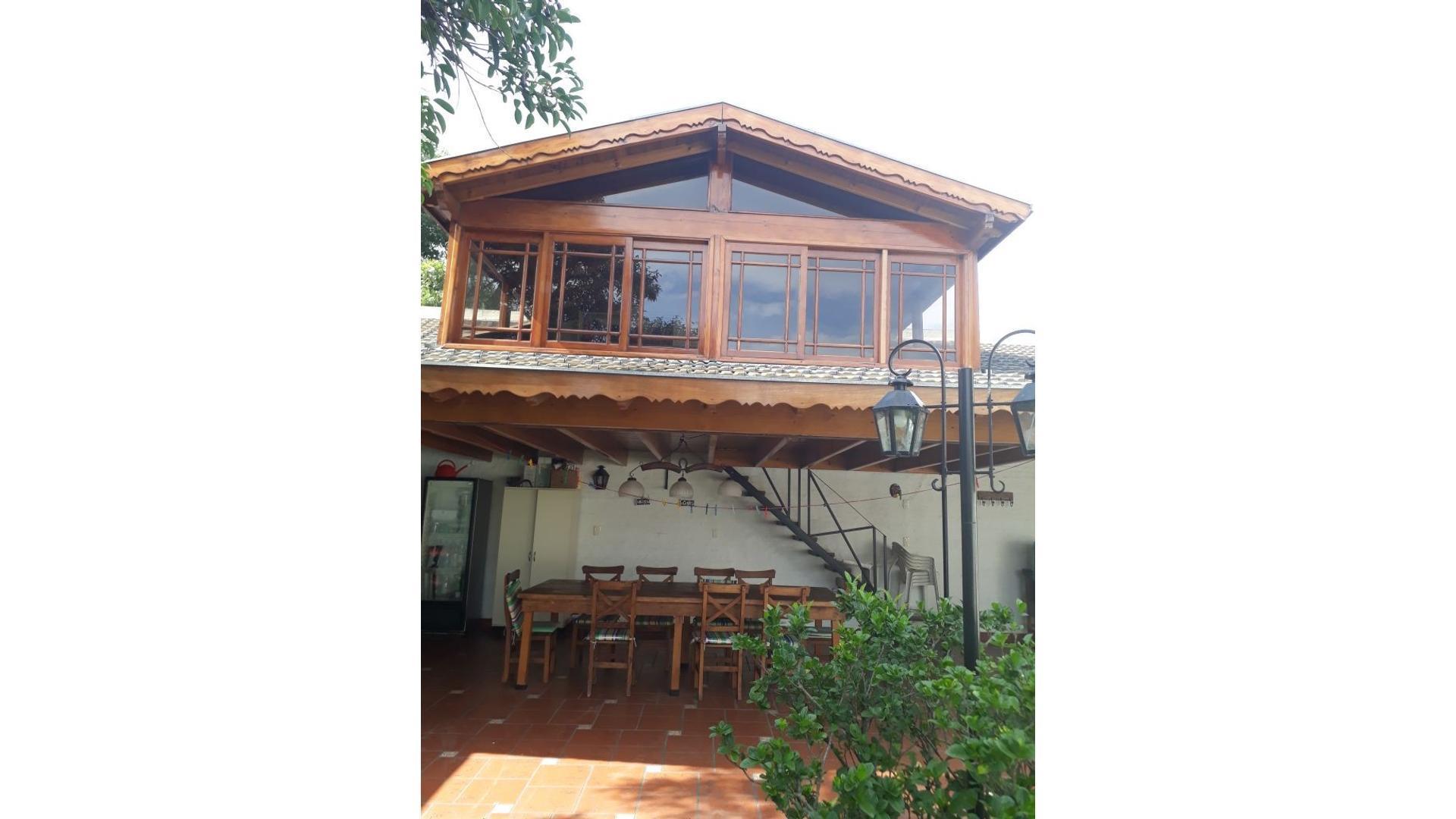 Casa 4 ambientes con 2 baños