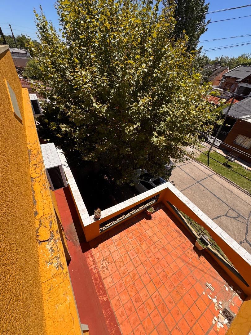 Casa en Venta – 4 Ambientes con Amplios Espacios y Terraza