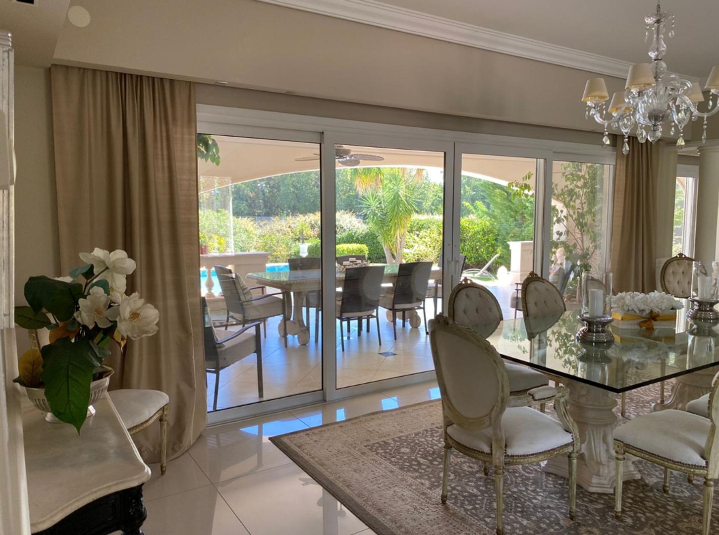 Casa en Venta con 2 cocheras