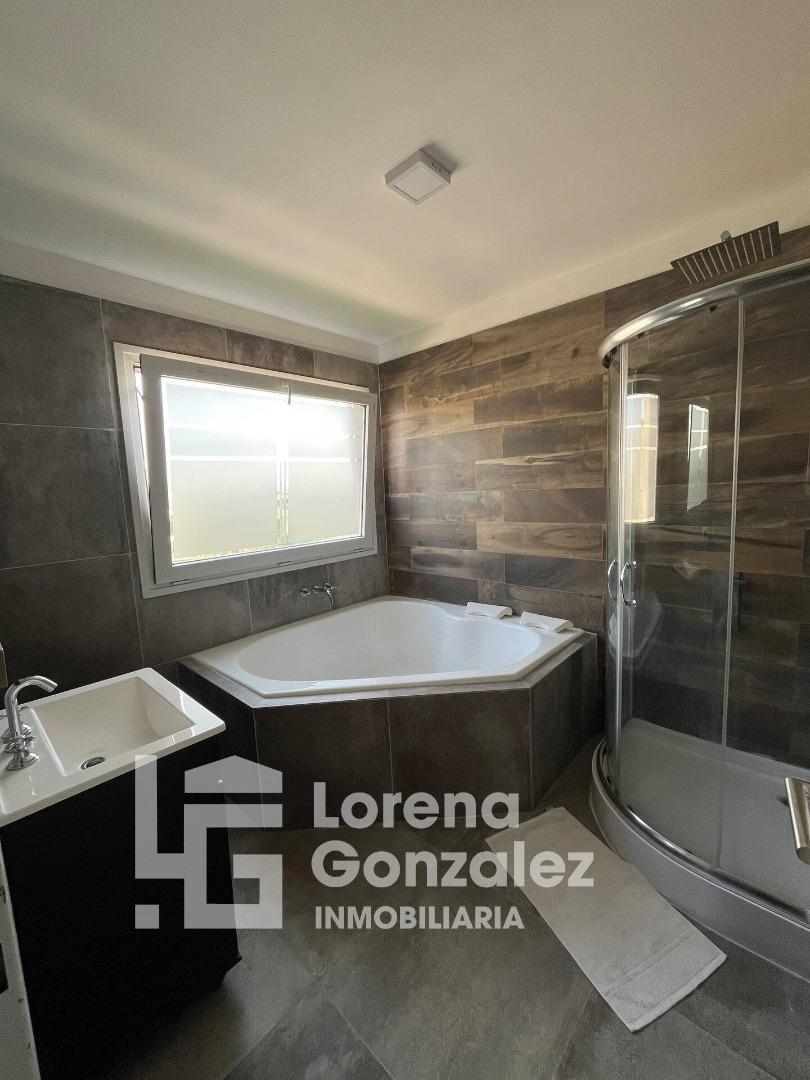 Casa en Alquiler con 2 cocheras