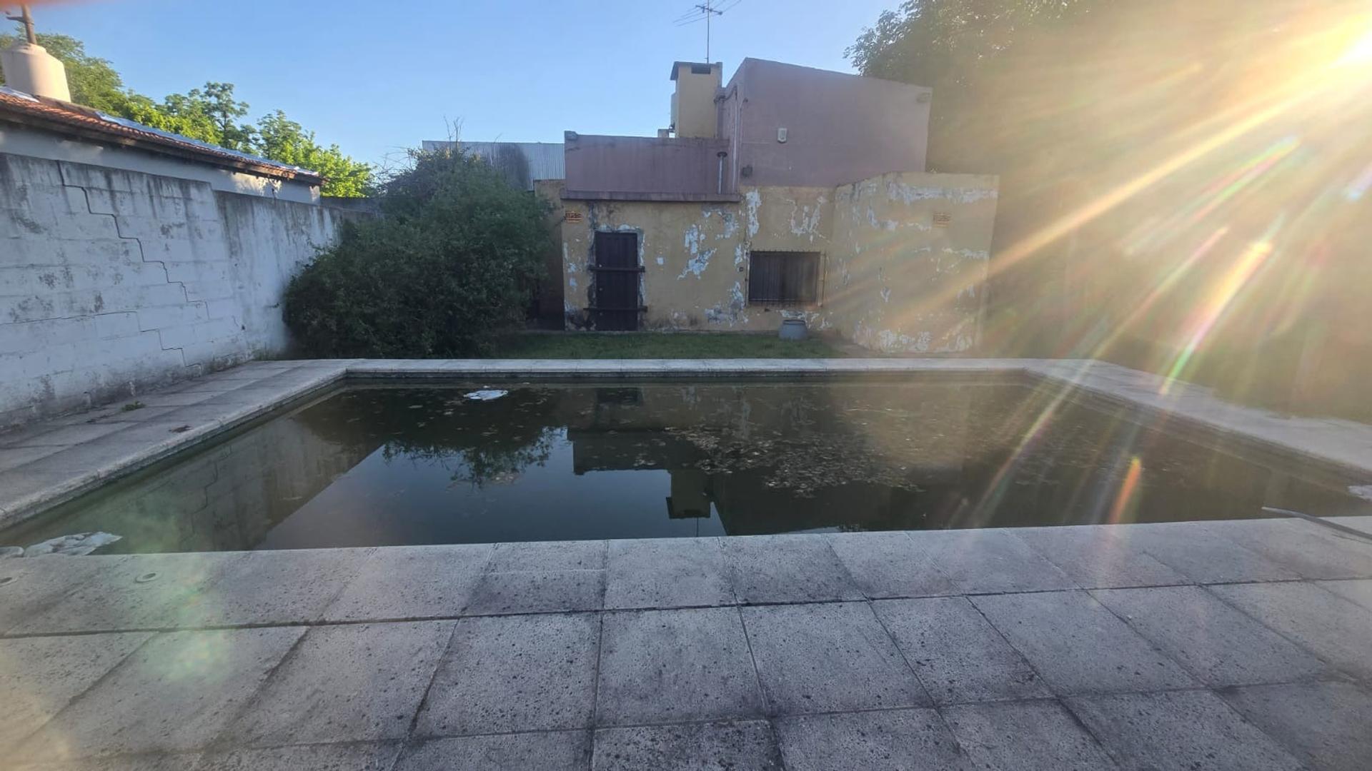 Venta de casa a reciclar con importante lote en Paso del Rey