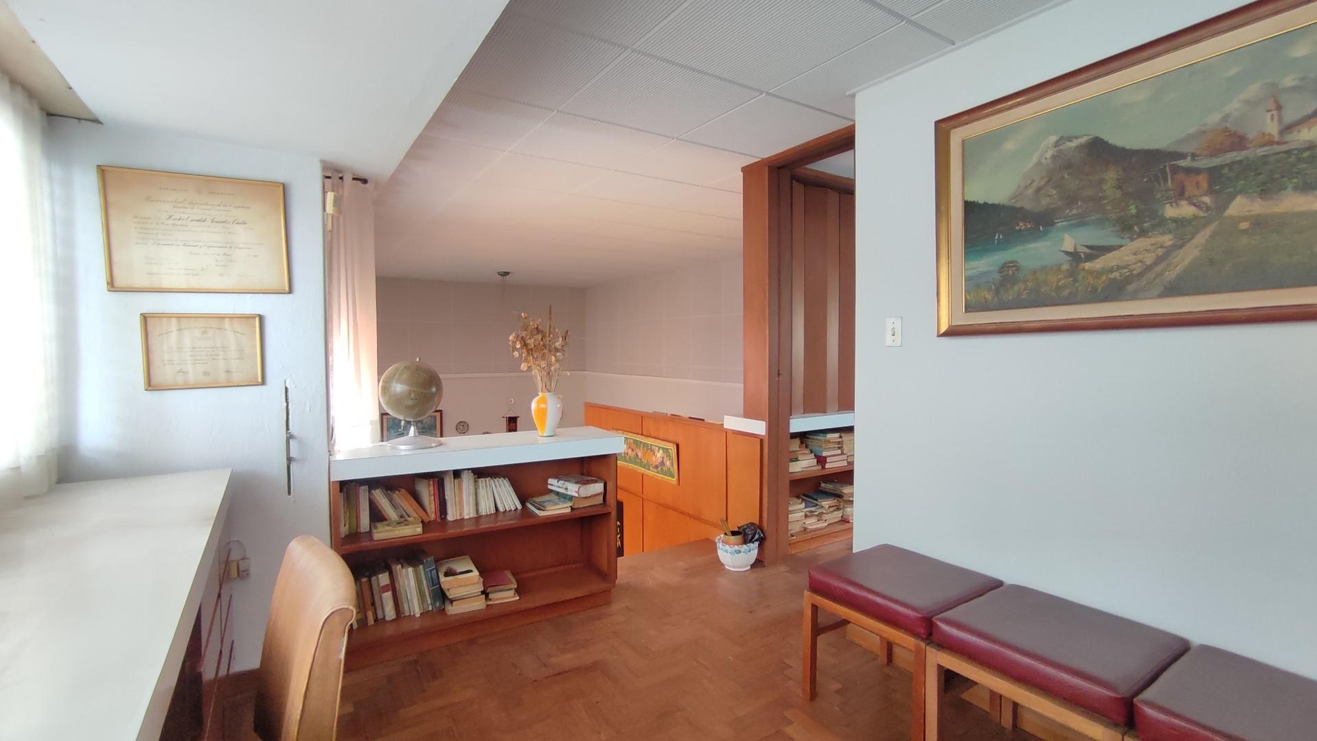 Casa en Venta con 3 cocheras