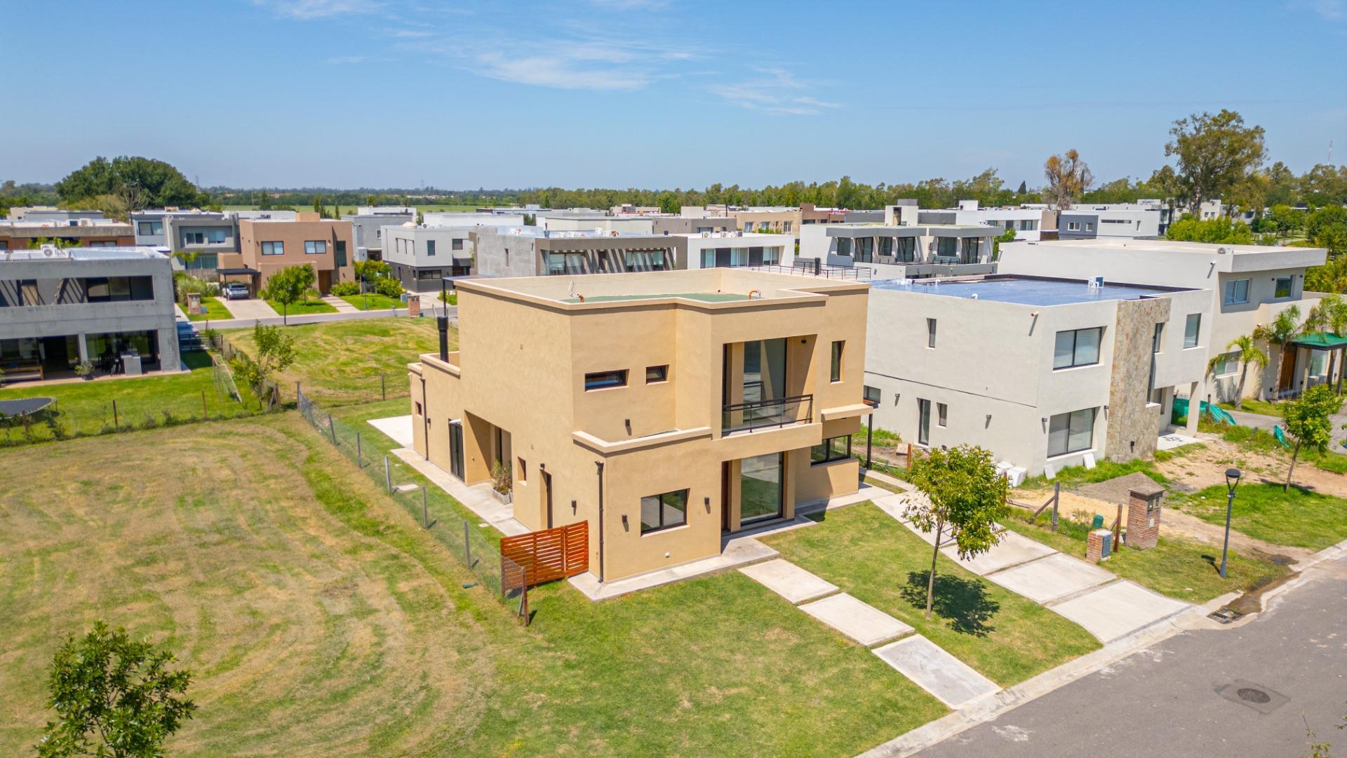 Casa 5 ambientes con 4 baños