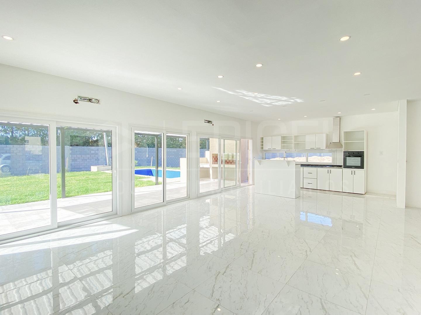 Casa a estrenar - 4 ambientes - Permuta - Lagos de Canning