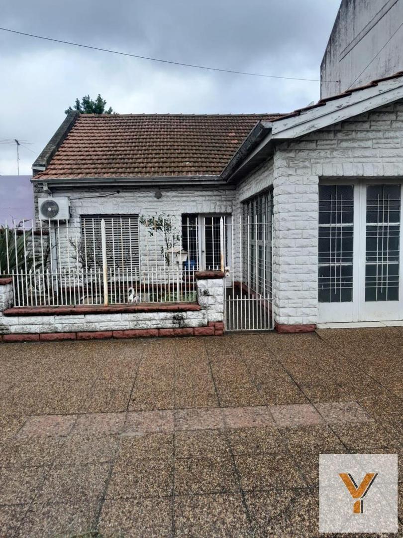 Casa en venta - 3 Dormitorios 2 Baños - Cochera - 170Mts2 - Remedios de Escalada, Lanús