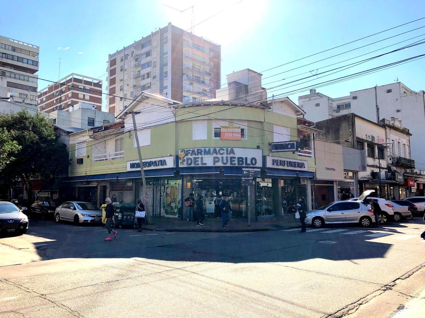 Deparmento 4 amb primer piso por escalera en plena zona comercial de Alvear Martinez. Muy luminoso!