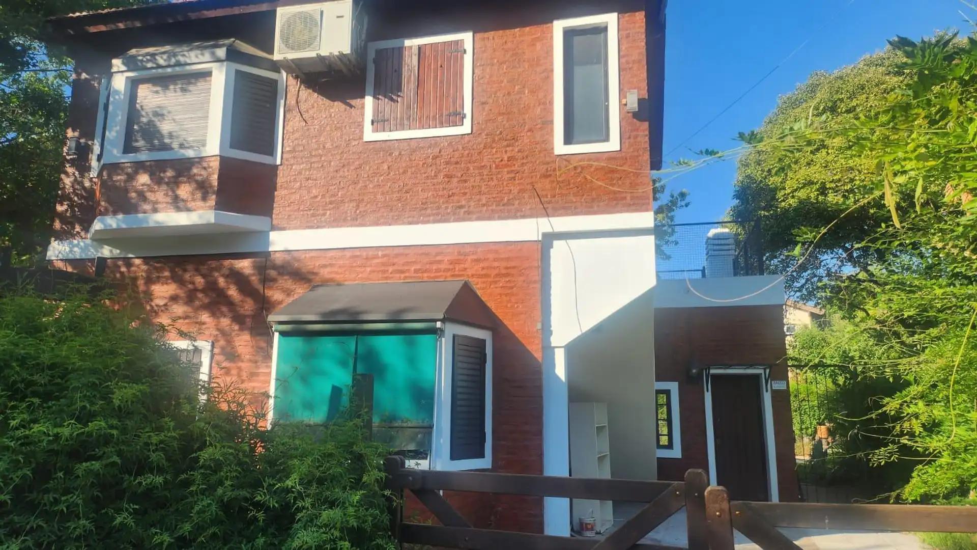 Casa en venta c/ cochera en Loma Verde