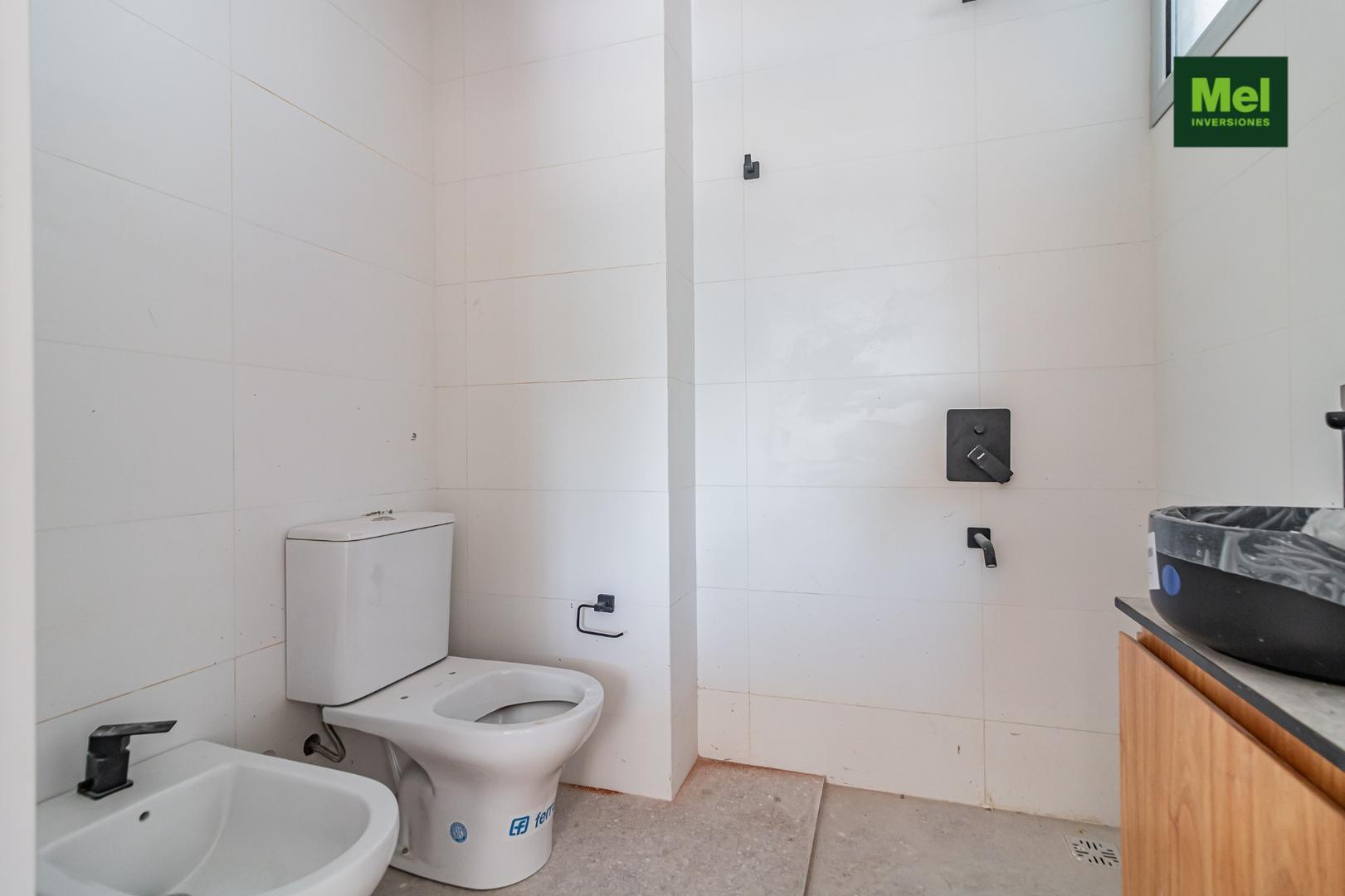 Luminoso monoambiente a estrenar! al frente con balcón