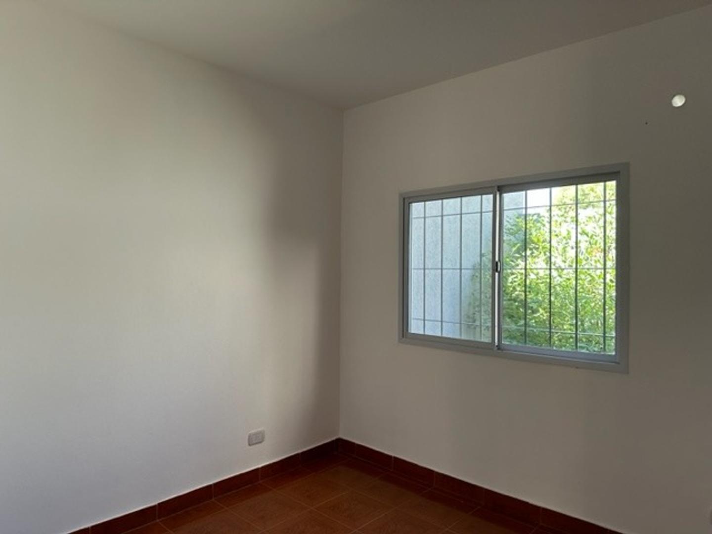 Casa en Alquiler con 2 cocheras